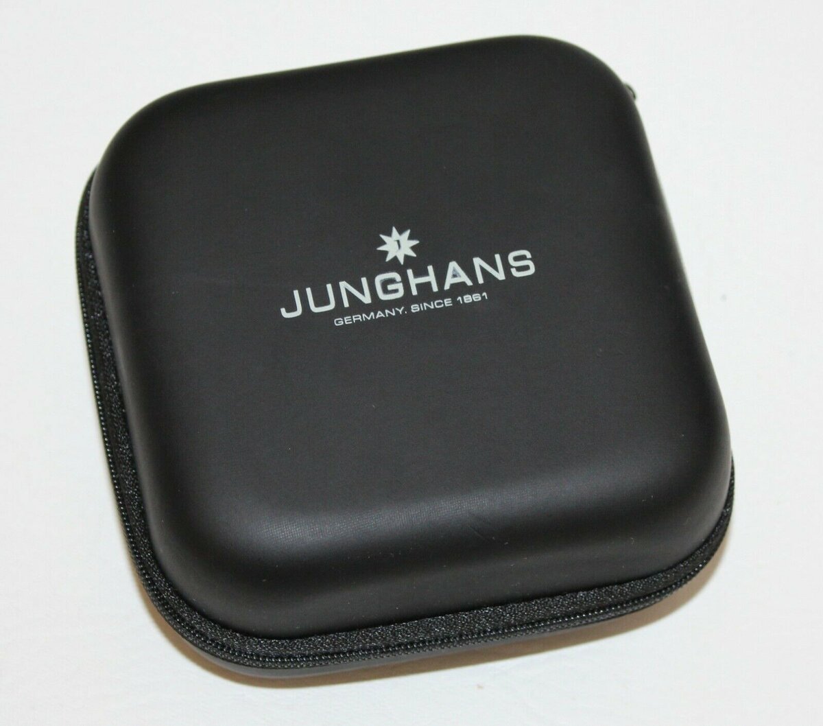 rsz_junghans-travel-service-zipper-box.jpg