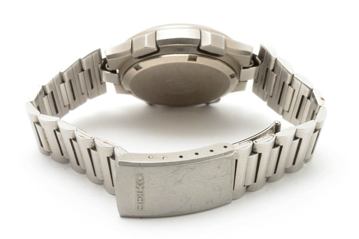 7A38-7030-Titanium-DarkGreyFace-WrongBracelet-YahooJapan-July2025-8.jpg